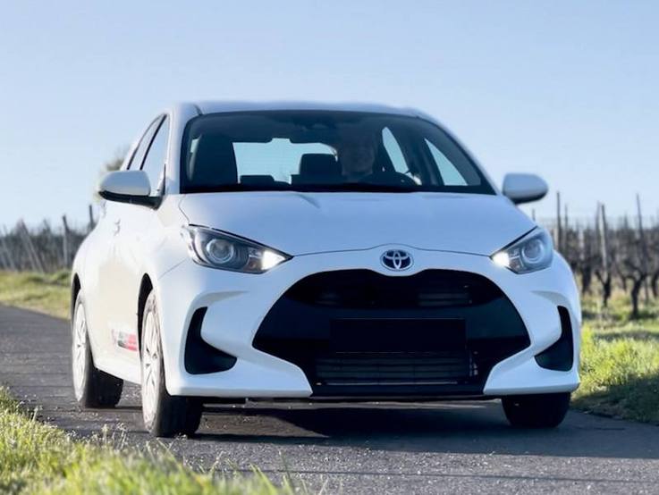 Toyota Yaris Hybrid beifahrerseitig und vorn