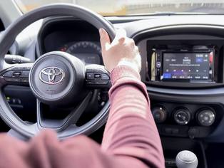 Toyota Aygo X Ansicht Innenraum mit Lenkrad und Armaturenbrettausschnitt