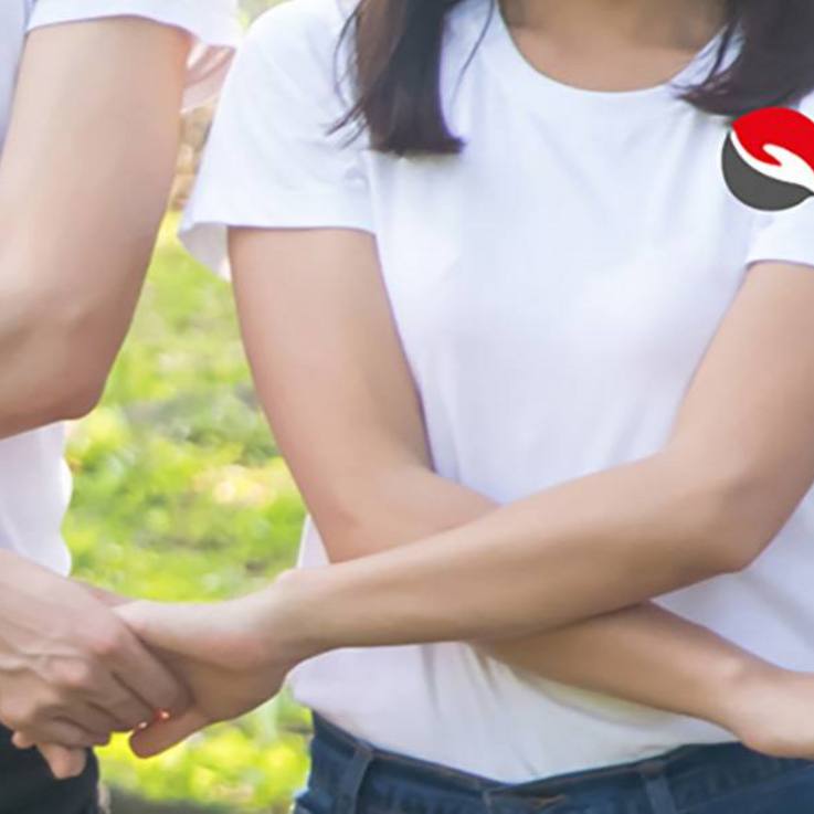 Die Arme gekreuzt einander die Hände reichen