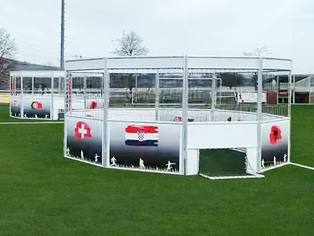Zwei Soccer Cages, aufgestellt auf dem Fußball-Rasenplatz
