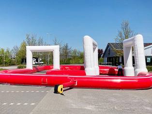 Die aufblasbare Rennstrecke im Aufbau