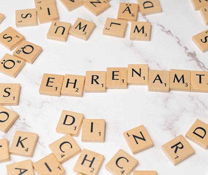 Scrabble_Wort "Ehrenamt" und viele Buchstaben drumherum