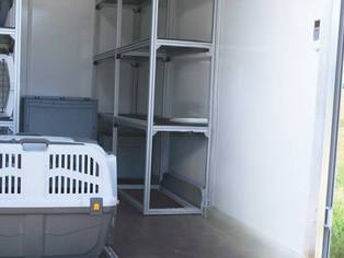 Einblick in den Laderaum des vollklimatisierten Tiertransport- und Futtermittelanhängers