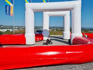 Die aufblasbare Rennstrecke wird für Kettcar- und Bobbycar-Fahrten genutzt