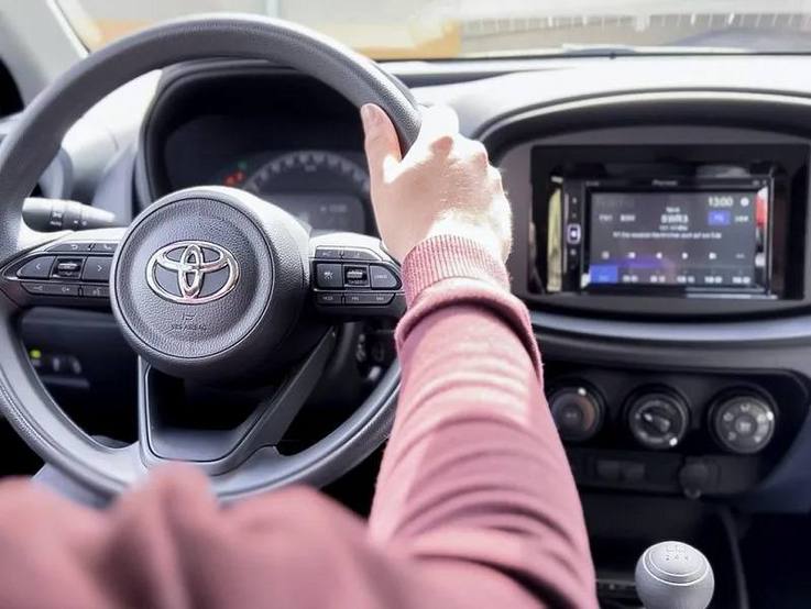 Lenkrad und Teil des Armaturenbretts vom kostenfreien und wendigen Cityflitzer Toyota Aygo X von vorn