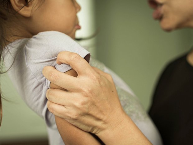 Frau schreit Kind an