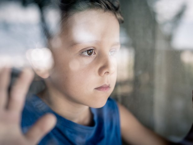 Junge hinter Fenster