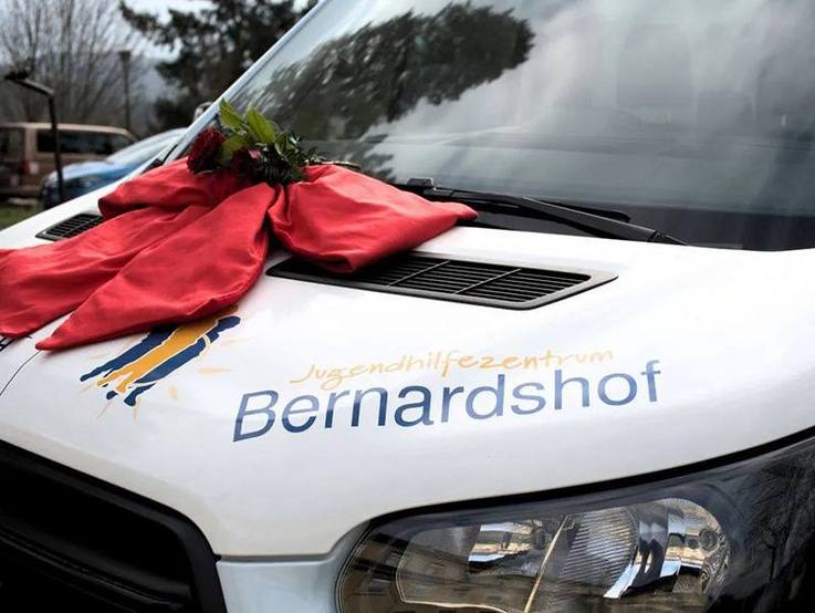 Rote Schleife auf Motorhaube Ford Transit