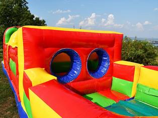 Hindernis Parkour Einblick von der linken Seite auf den Innenraum mit Doppeldurchstieg