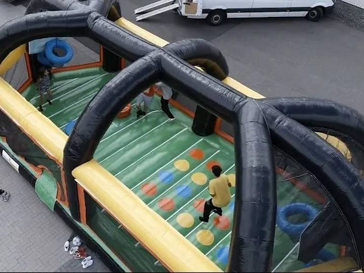 Draufsicht auf die bespielte aufgebaute Basketball Arena