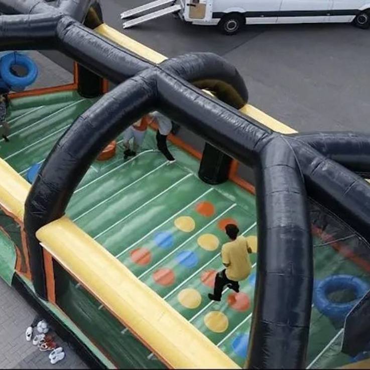 Draufsicht auf die bespielte aufgebaute Basketball Arena