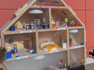 Einblick ins Rauchhaus mit Qualm im Wohnzimmer, der sich bald im ganzen Haus ausbreitet