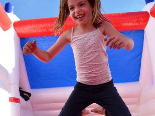 Hüpfburg Krankenwagen innen bespielt - ein hüpfendes Kind