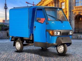Piaggio Ape 50 Kastenwagen, blau, in der Abendsonne auf dem Marktplatz