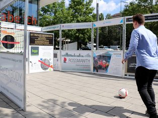 Mann schießt auf Torwand