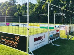 Soccer Arena Aussenansicht auf die Ecke links vom Tor