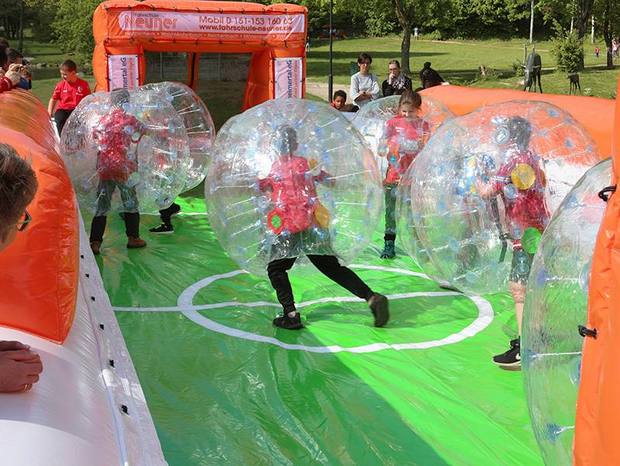Das bespielte Bubble Kicker Spielfeld - Kinder in Bewegung!