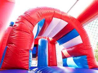 Detailaufnahme Bogen aus der Hüpfburg in Form eines Feuerwehrautos zum Klettern, Springen und Rutschen