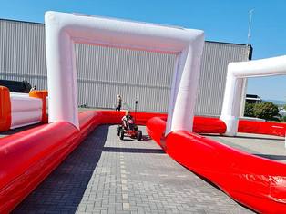 Ausschnitt der aufblasbaren Rennstrecke mit Kettcar in Aktion