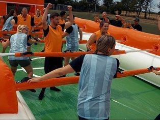 mann bejubelt tor menschenkicker