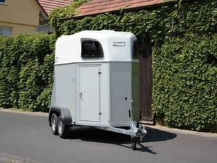 Pferdeanhänger Arizona Alu zweiachsig von vorn