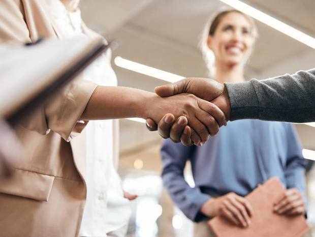 Frau und Mann geben sich die Hand