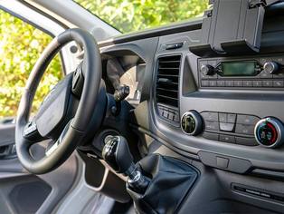 Ansicht Innenraum Ford Transit mit Lenkrad und Armaturenbrett