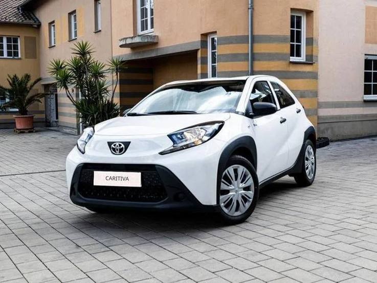 Kostenfreier und wendiger Cityflitzer Toyota Aygo X von vorn und fahrerseitig