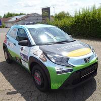 Folierter gesponsorter Toyota Aygo X für "Der Puckenhof e. V."