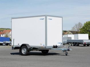 Kofferanhänger 1300 kg auf dem Hof