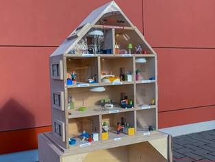 Feuerwehr Rauchhaus mit Einblick in alle Zimmer des Hauses durch eine Scheibe