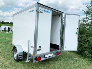 Kühlanhänger halb geöffnet von links hinten betrachtet