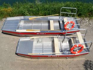 Feuerwehr Uniboot Modelle Rolandseck und Oberwinter im Größenvergleich nebeneinander