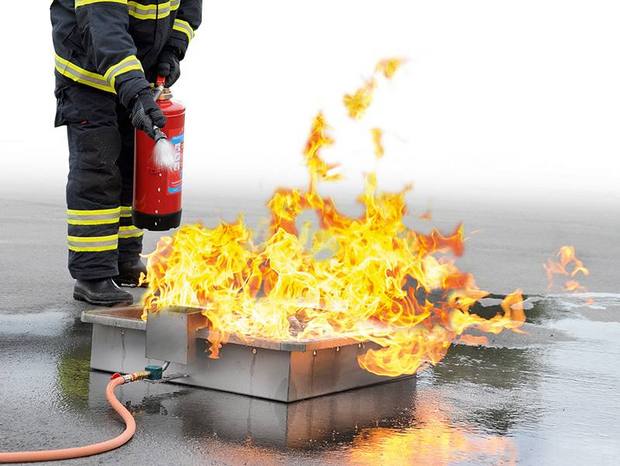 Brandsimulator Feuerwehr Wanne in Brand wird gelöscht