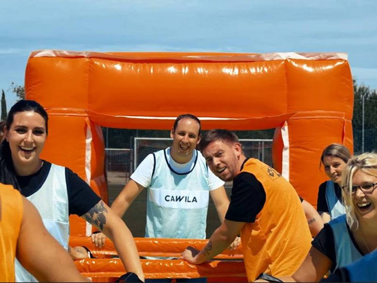 Menschenkicker open air in Aktion im Sonnenschein - Blick auf das gegnerische Tor